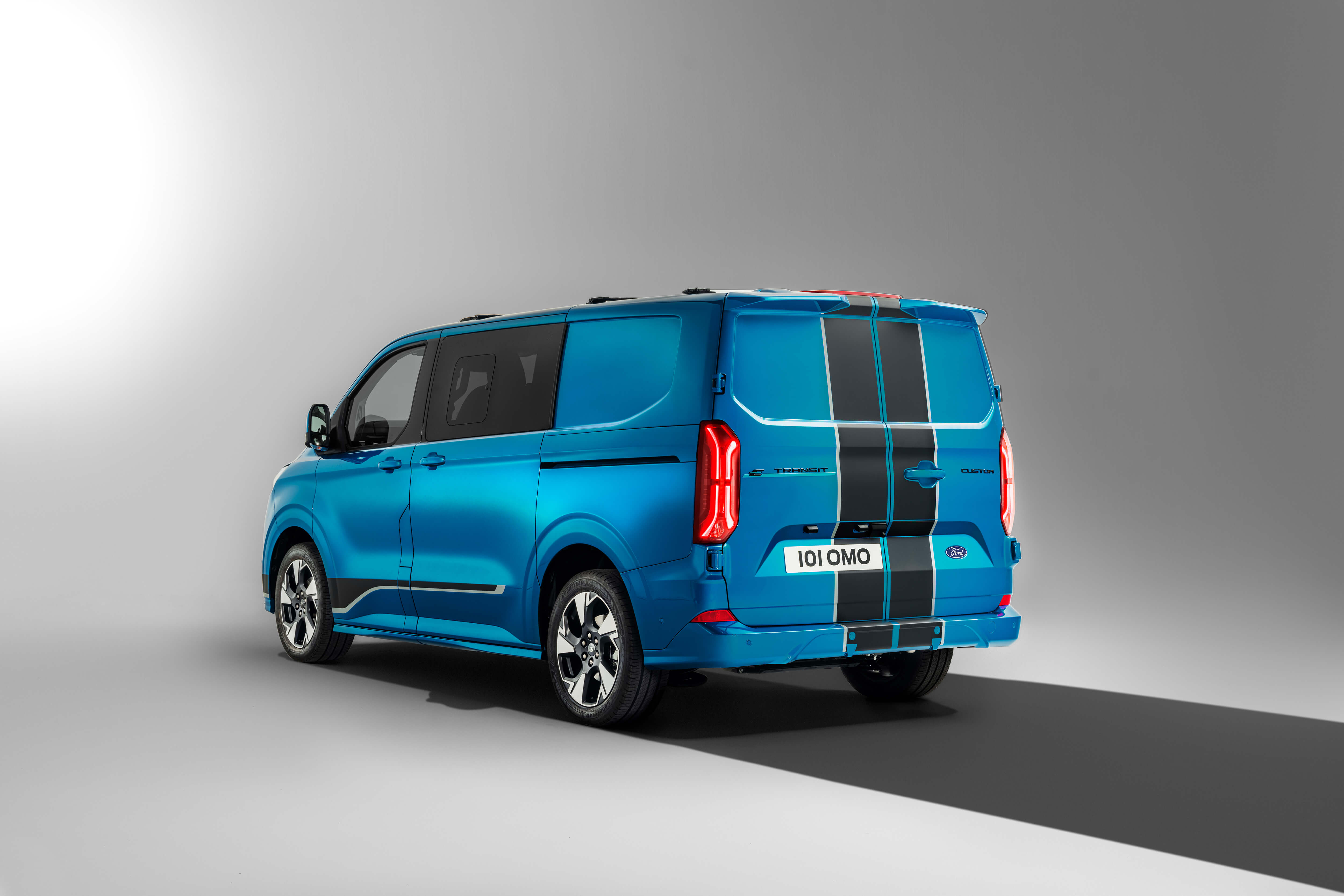 ford e transit custom vy bakifrån. Stor transportbil för människor
