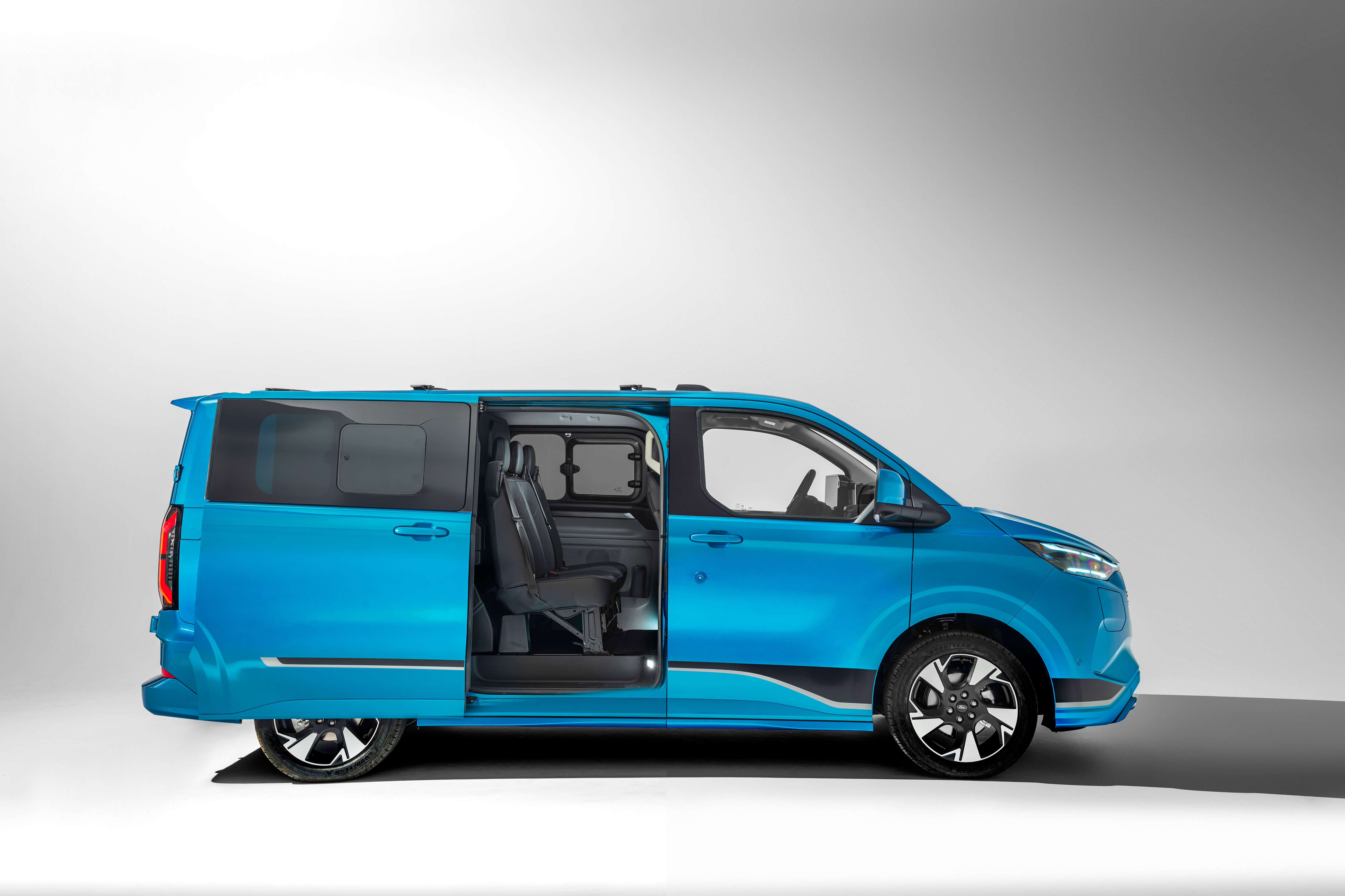 e transit custom sidodörrar interiör. 6 sitsig med skjutdörrar. stor familjebil.