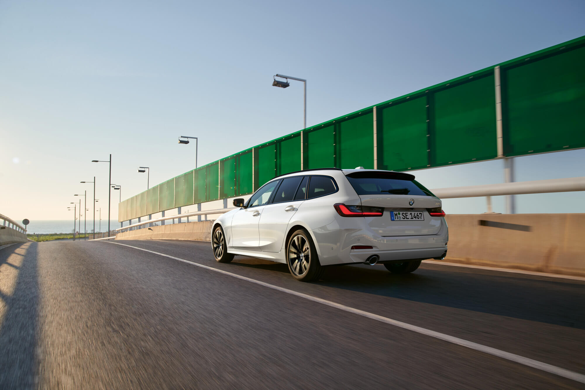 bmw 330e plug-in hybrid bakifrån