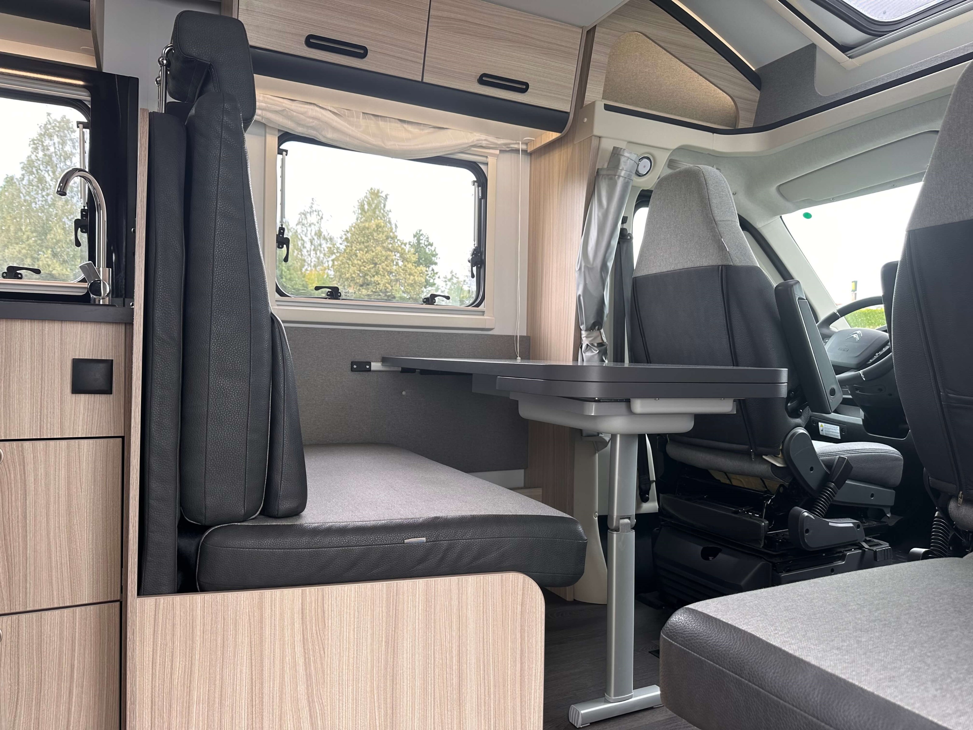 hyra husbil med gott om sittplatser